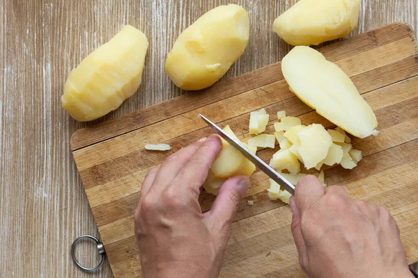 Vista Superior Las Manos Mujer Cortando Patatas Hervidas Fregadas Chaquetas —  Fotos de Stock