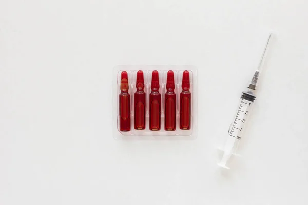 Beyaz Zemin Üzerinde Enjeksiyon Için Vitamini Grubuna Sahip Ampullerin Şırıngaların — Stok fotoğraf