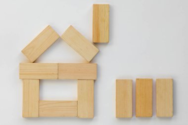 Beyaz arka planda çocuklar için tahta domino taşlarıyla nasıl oynanacağını gösteren en iyi yöntem.