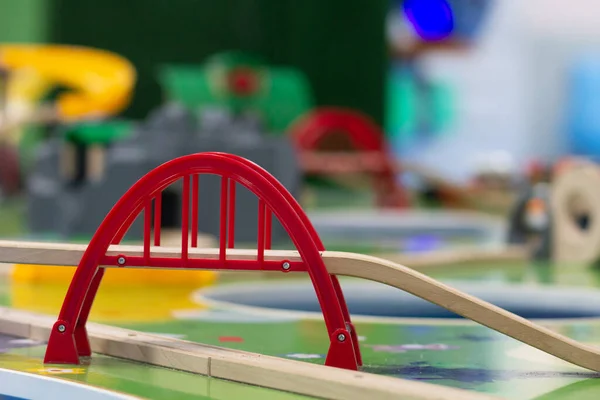 Игрушечный красный мост на детской площадке для поезда — стоковое фото