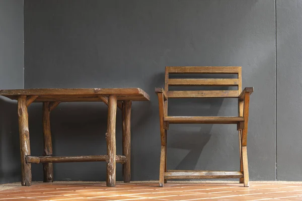 Ahşap sandalyeler ve ahşap masalar terracotta fayanslarına ve alçı duvarlara yerleştirilir..