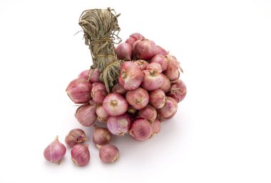 Beyaz arkaplanda izole edilmiş bir grup kırmızı soğan.