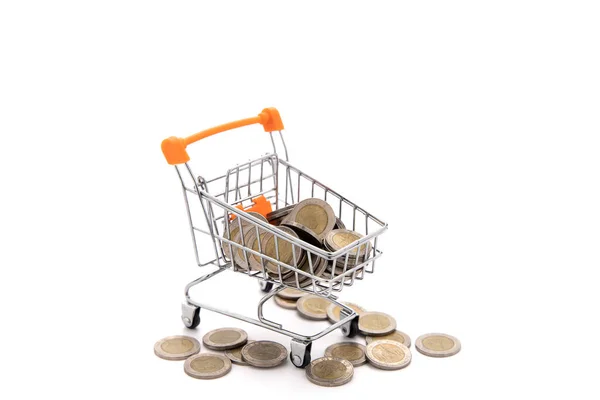 Alışveriş arabasında bir sürü para (Thai Baht) beyaz arka planda izole edilir.