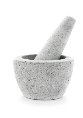 Gri granit bir havan topu ve tokmak beyaz bir zeminde izole edilir.