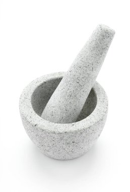 Gri granit bir havan topu ve tokmak beyaz bir zeminde izole edilir.