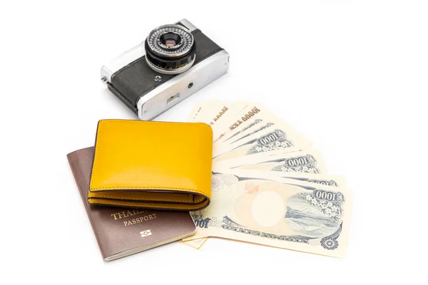 Sarı para cüzdanı pasaportta, banknotlarda ve kamera beyaz arka plandaydı. İzole edilmiş.