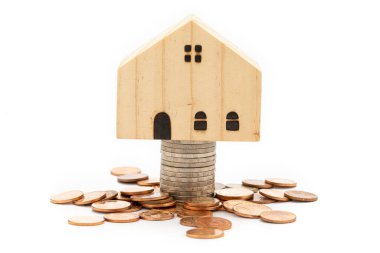 Beyaz arka planda para yığınları üzerinde bir model ahşap ev..