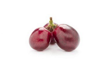 Beyaz arkaplanda taze kırmızı üzüm izole edildi.