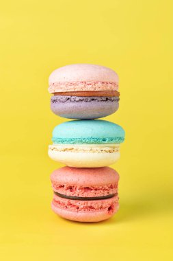 Sarı arkaplanda Fransız makaronu var..