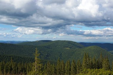 Ukrayna Karpatlar Dağları 'nın üzerindeki bulutlu manzara.