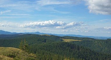 Ukrayna Karpatlar Dağları 'nın üzerindeki bulutlu manzara.