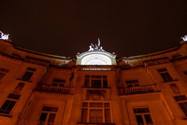 Süslü eski bir Avrupa Binasının Gece Işıkları