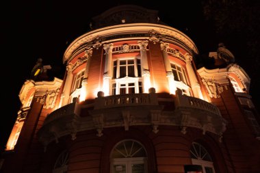 Bulgaristan 'ın Varna kentindeki Opera Binası. Süslü eski bir Avrupa Binasının Gece Işıkları