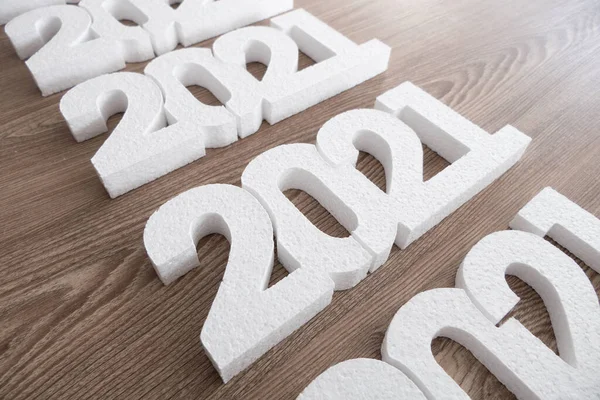 Beyaz 2021 Yeni Yıl Numaraları Ahşap Bir Arka Planda — Stok fotoğraf