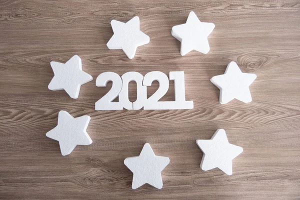 Branco 2021 Número Ano Novo Estrelas Sobre Fundo Madeira — Fotografia de Stock