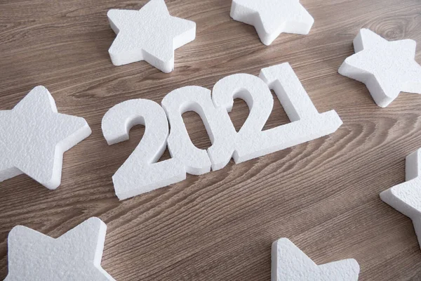 Branco 2021 Número Ano Novo Estrelas Sobre Fundo Madeira — Fotografia de Stock