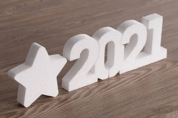 Beyaz 2021 Yeni Yıl Numarası Tahta Arka Planda Bir Yıldız — Stok fotoğraf