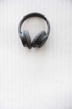 Beyaz arka planda modern kulaklık