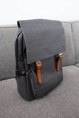 Modern Gri Basit Tasarım Şirketi sırt çantası