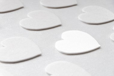 Beyaz arka planda basit beyaz kalpler.