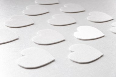 Beyaz arka planda basit beyaz kalpler.