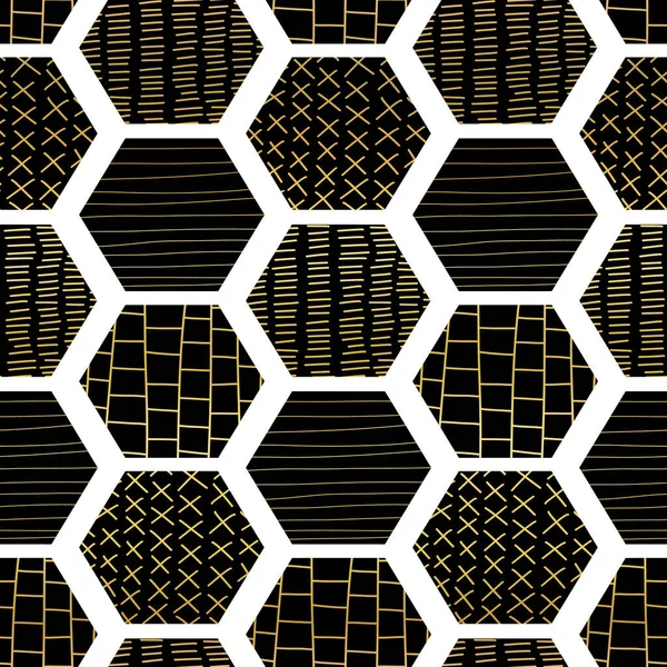 Hexágono abstrato padrão vetor geométrico sem costura. Repetindo fundo com textura folha de ouro formas hexágono preto na mão branca desenhado isolado. Padrão metálico geométrico moderno. — Vetor de Stock