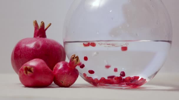 Granatapfelkerne Glas Mit Wasser Füllen — Stockvideo