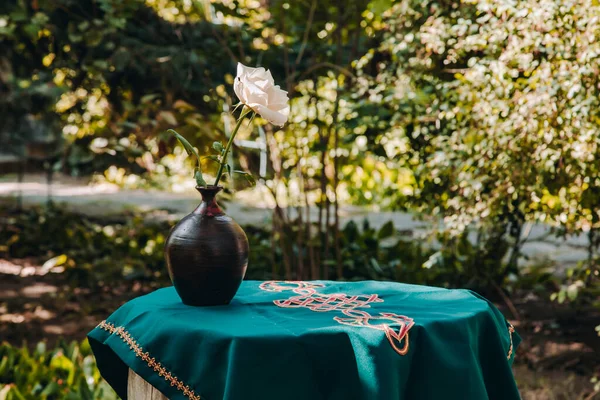 Une Rose Blanche Dans Vase Bois — Photo