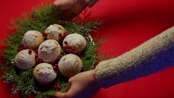 Naleśniki Świąteczne Naturalnymi Liśćmi Choinki Filiżanką Herbaty — Wideo stockowe