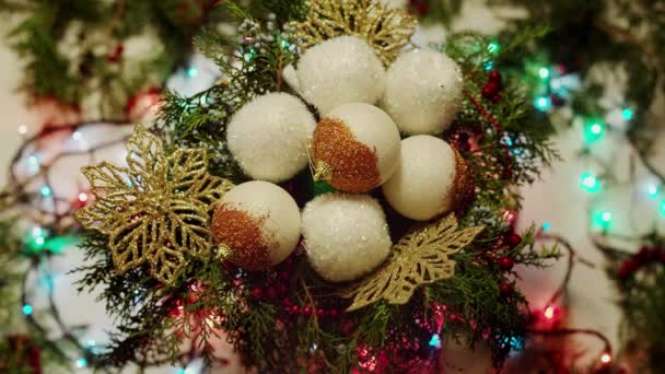 Bílé Vánoční Stromové Koule Košíku Zdobené Borovicovými Větvemi Barevnými Světly — Stock video