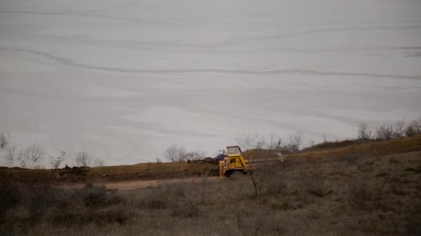 一辆卡车驶过尾矿坝的全景 — 图库视频影像