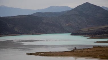 Dağların ortasında kirlenmiş zehirli atıklarla dolu kuyruk barajı
