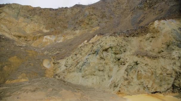 Terk Edilmiş Madendeki Kirli Topraklarda Üzerinde Sarı Zehirli Atık Var — Stok video