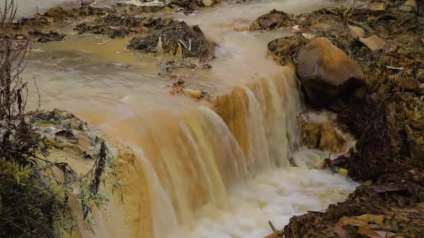 被污染的废弃矿山的红水流动 — 图库视频影像