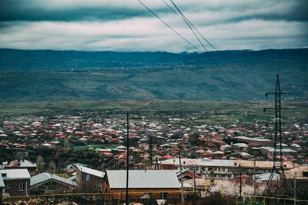 Ashtarak Şehrinin Yüksek Açılı Çekimi Ermenistan Ilkbaharda Dağlar Kasvetli Kara Stok Fotoğraf