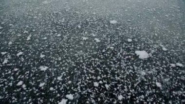 Donmuş gölün dinamik görüntüsü ve buz üzerindeki kar kristalleri, soyut görünüm