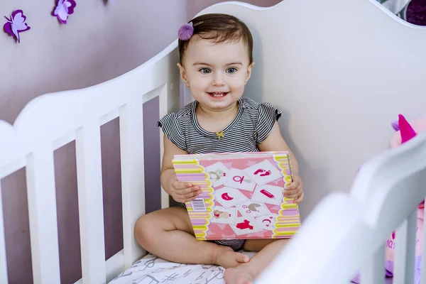 Bébé Heureux Assis Dans Crèche Tenant Son Livre Mémoire — Photo