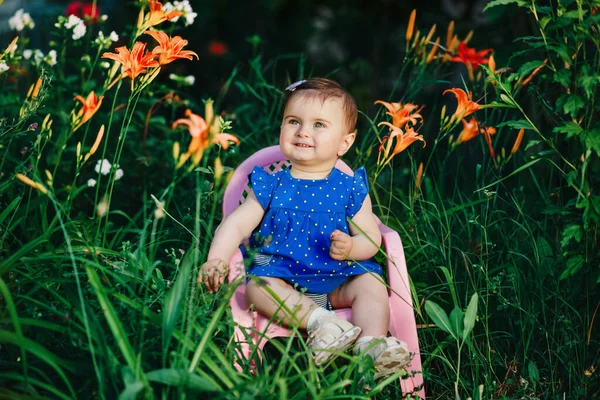 Adorable Bébé Mignon Avec Robe Bleue Souriant Dans Jardin Plein — Photo