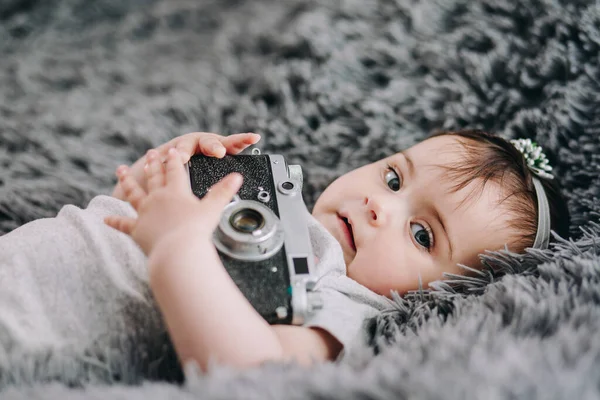 可愛い かわいい赤ちゃんの閉鎖保持Slrヴィンテージフィルムカメラ — ストック写真