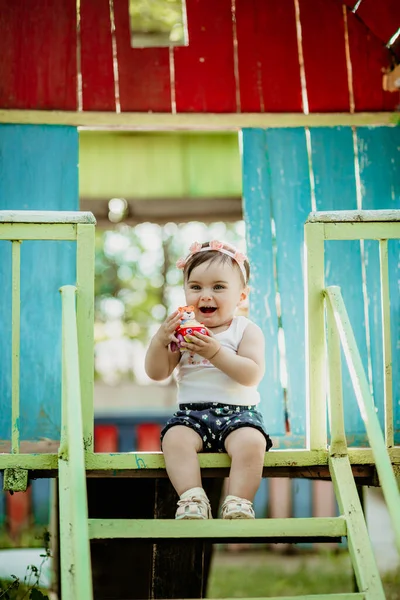 Happy Baby Siedzi Kolorowym Placu Zabaw Śmiejąc Się Bawiąc Się — Zdjęcie stockowe