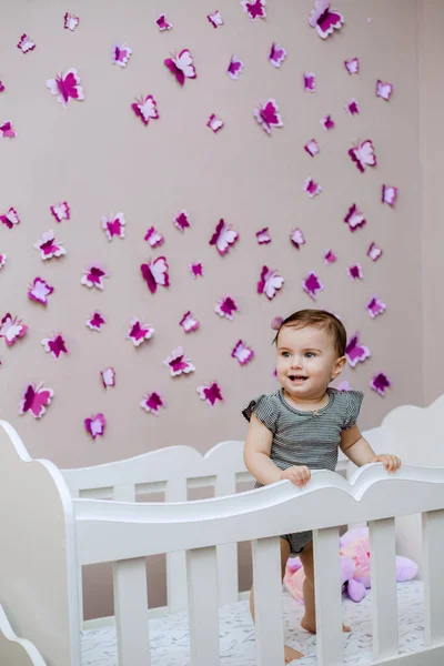 彼女のベビーベッドの中に立って幸せ 楽しい赤ちゃん 夢のようなベッドルームの可愛いです赤ちゃん女の子 — ストック写真