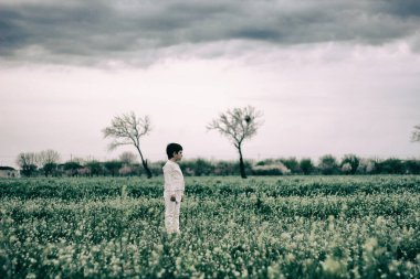 Pijamalı çocuğun sahnenin önünde dikilip birini ararken dramatik bir görüntüsü.