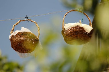 Yazın kurutulmuş yiyeceklerle dolu sepetler asıyorlar. Sepetlerdeki arı geçirmez kumaşlar
