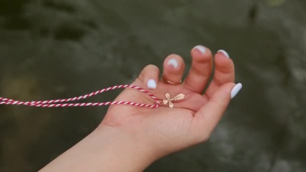 基督教使徒教堂里刚刚受洗的女孩手握十字架在河边的布景 — 图库视频影像