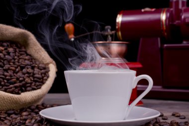 Kahve çekirdekleri ve kahve.