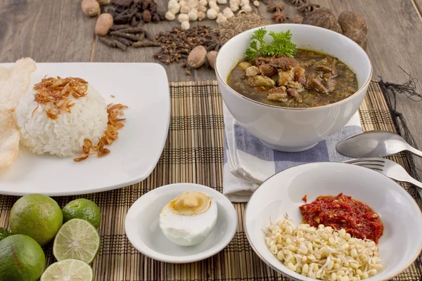 Surabaya jídlo, nasi rawon hovězí polévku z Indonésie — Stock fotografie