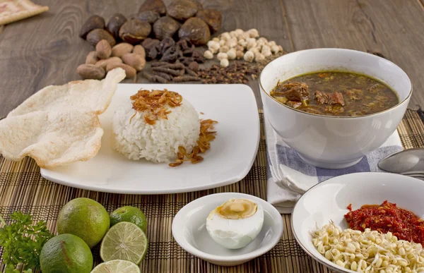 Nasi rawon, sopa de carne indonésia — Fotografia de Stock