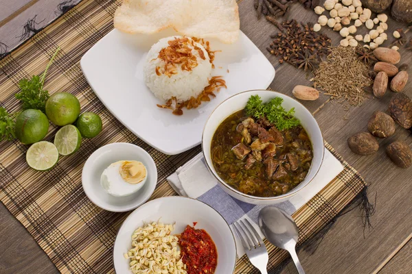 Nasi rawon, zuppa di manzo indonesiana — Foto Stock