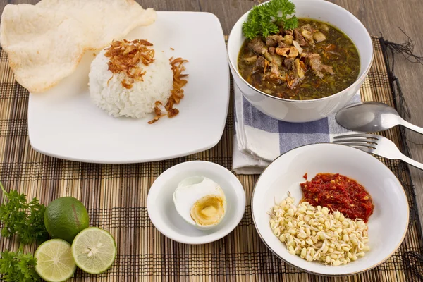 Nasi rawon, sopa de carne indonésia — Fotografia de Stock