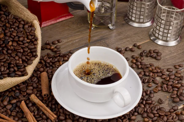 Chicchi di caffè e tazza di caffè — Foto Stock